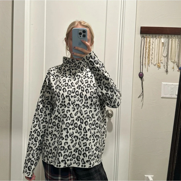 Cynthia Rowley Women’s Gray Leopard Print Mockneck Sweater Size Large - Picture 4 of 5